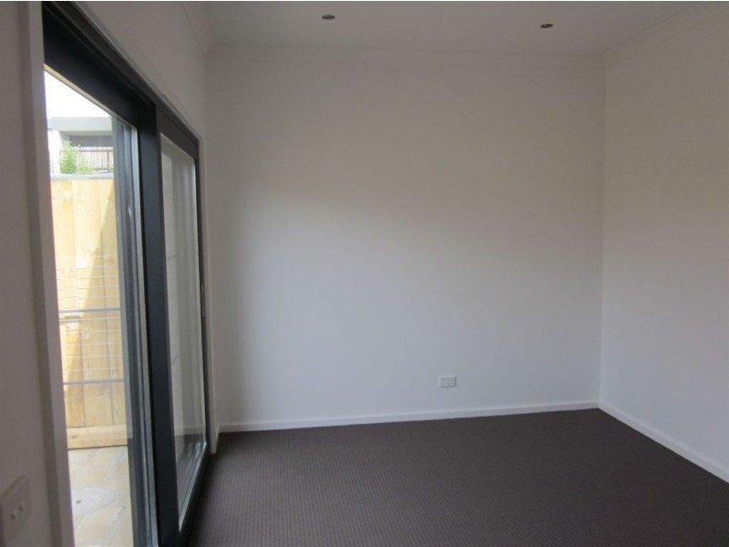 2/30 Oakes Avenue, Clayton South VIC 3169