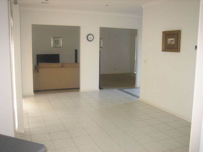 2/70 Elgin Street, Berwick VIC 3806