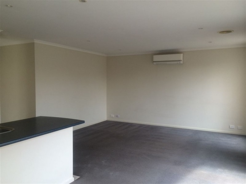 33 Melzak Way, Berwick VIC 3806