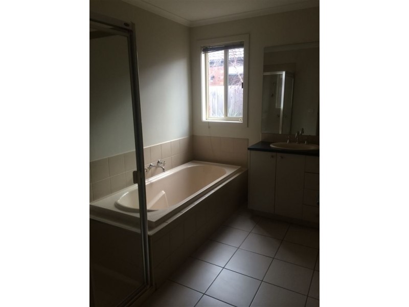 33 Melzak Way, Berwick VIC 3806