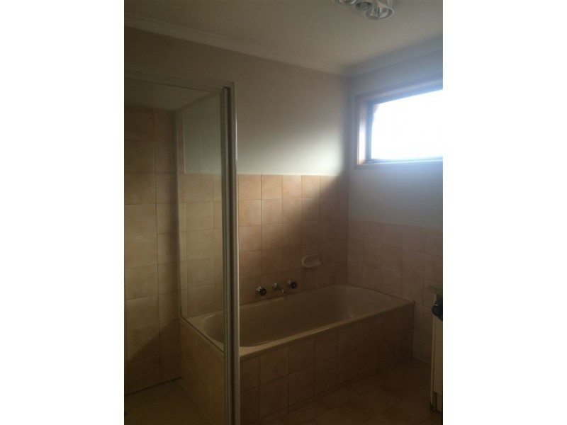 2/188 Gladstone Road, Dandenong North VIC 3175