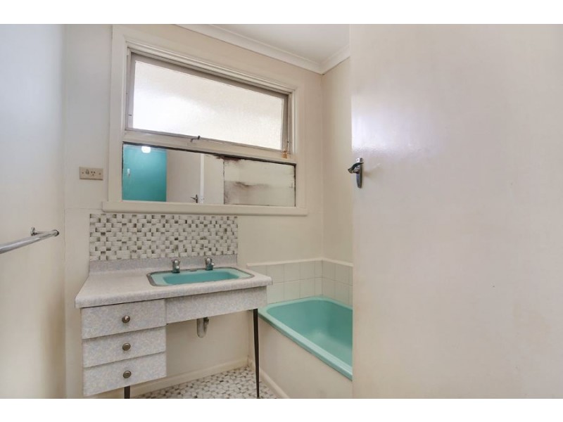 24 Frank Avenue, Clayton South VIC 3169