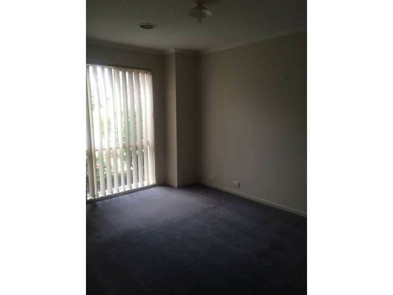 33 Melzak Way, Berwick VIC 3806