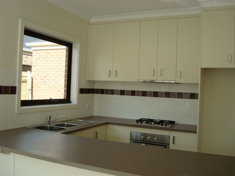 2/13 Golden Grove, Springvale South VIC 3172