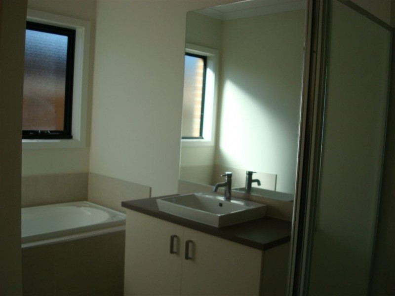 2/13 Golden Grove, Springvale South VIC 3172