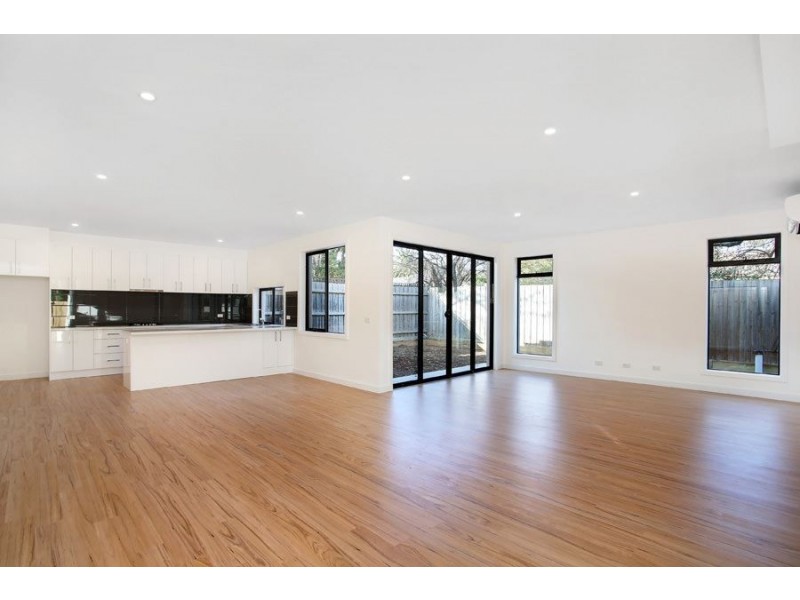 2/8 Black Street, Oakleigh East VIC 3166