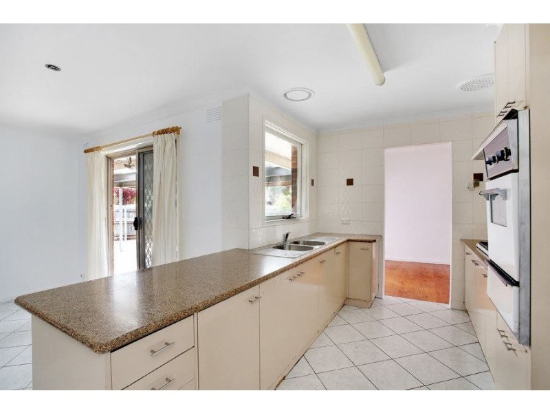 28 Glenelg Drive, Clayton South VIC 3169