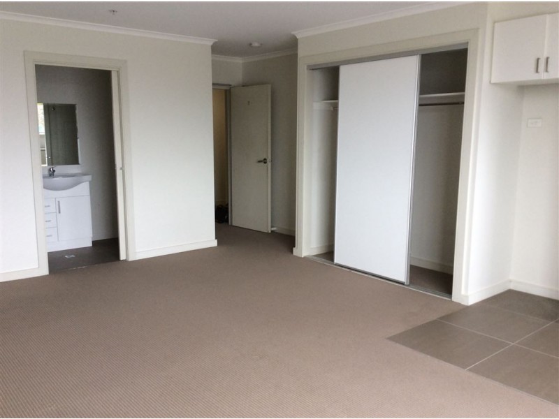 2/41 Railway Avenue, Oakleigh VIC 3166