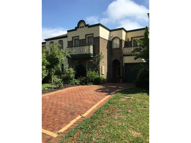 10 Tarrangower Place, Berwick VIC 3806