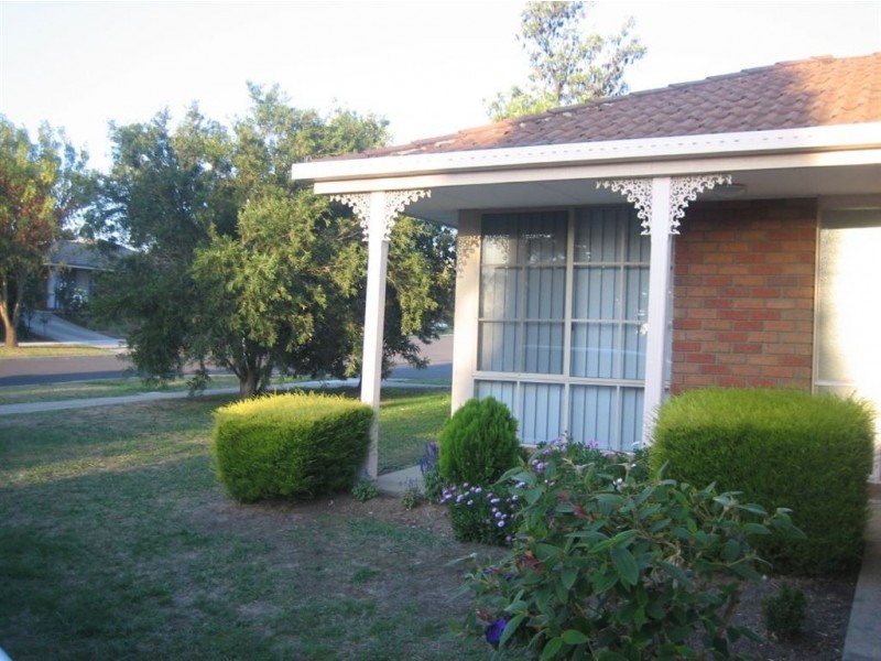 1/42 Strathaven Drive, Berwick VIC 3806