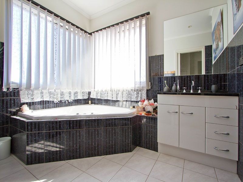 8 Blackwood Drive, Hampton Park VIC 3976