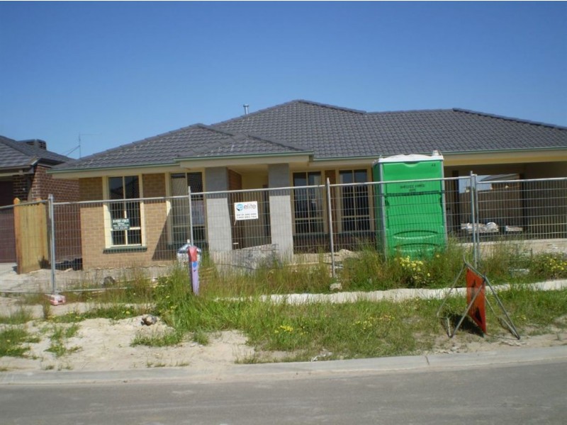 31 Charlbury Crescent, Cranbourne North VIC 3977