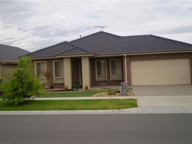 4 Grassland Crescent, Officer VIC 3809