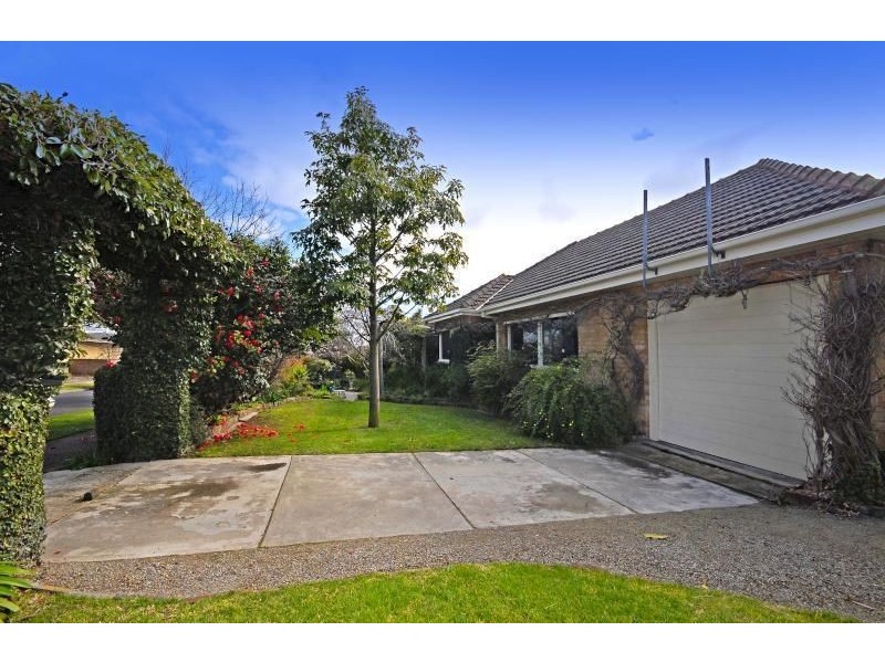 11 Avondale Grove, Mount Waverley VIC 3149