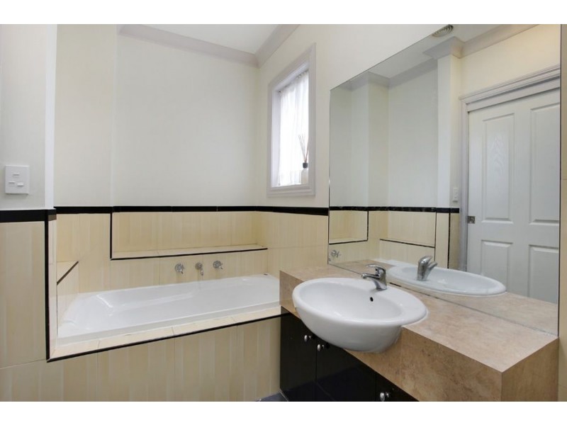 2/11 Belmont Avenue, Clayton VIC 3168