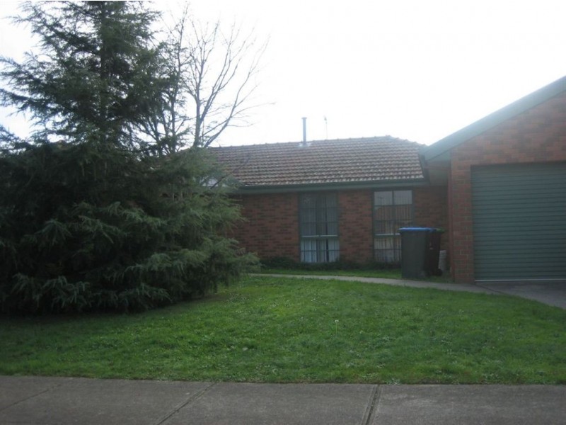 12 Hedgeley Drive, Berwick VIC 3806