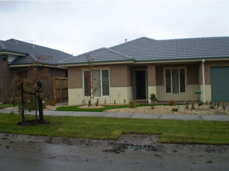 8 Grassland Crescent, Officer VIC 3809