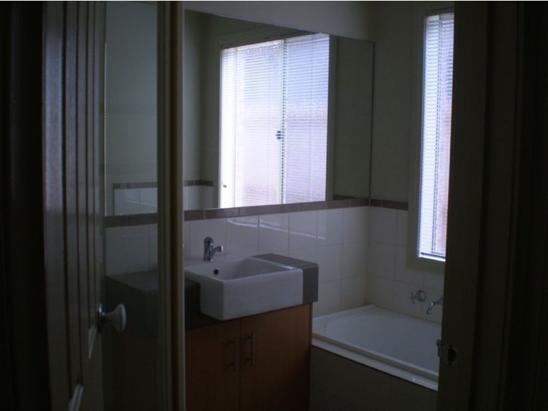 8 Grassland Crescent, Officer VIC 3809