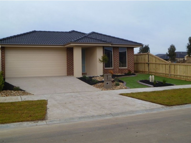 15 Howe Way, Cranbourne East VIC 3977