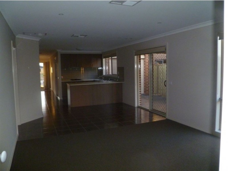 15 Howe Way, Cranbourne East VIC 3977
