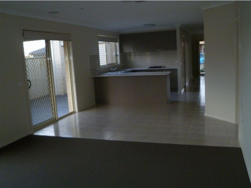 8 Blackledge Drive,, Cranbourne East VIC 3977