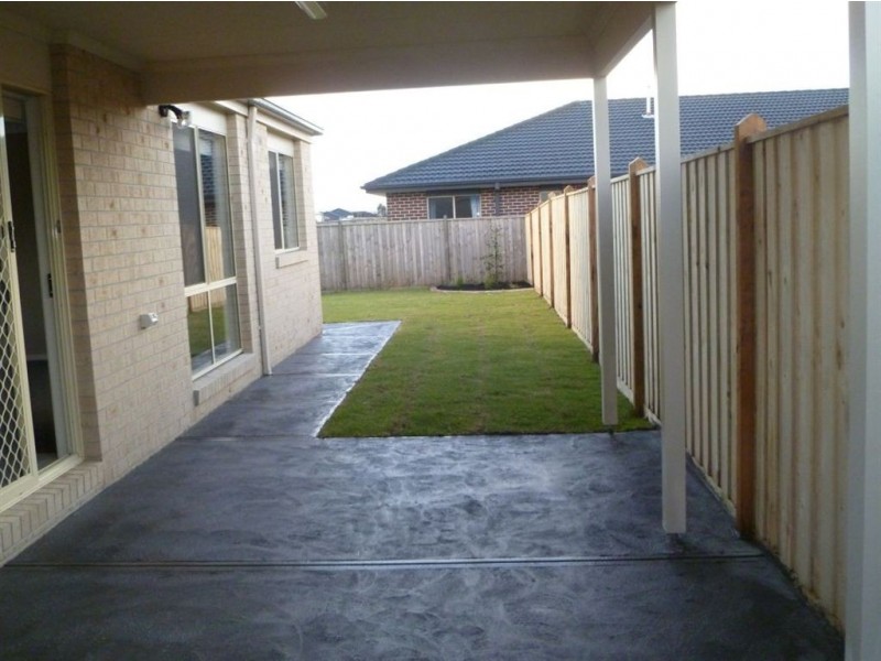 8 Blackledge Drive,, Cranbourne East VIC 3977