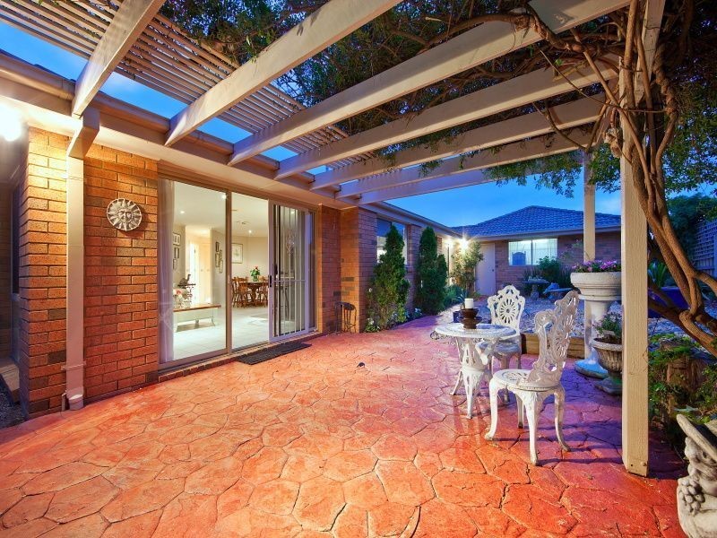 8 Tintern Grove, Cheltenham VIC 3192