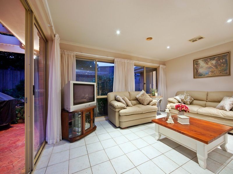 8 Tintern Grove, Cheltenham VIC 3192