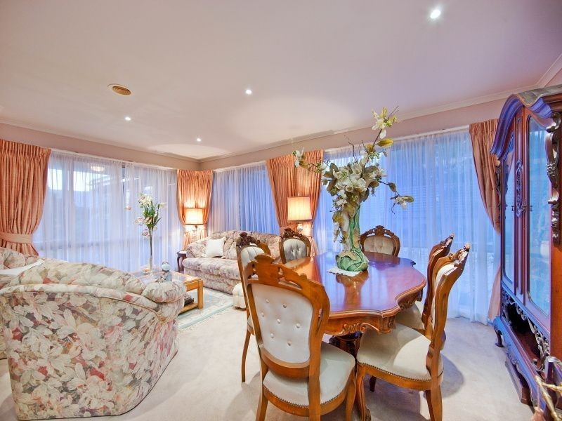 8 Tintern Grove, Cheltenham VIC 3192