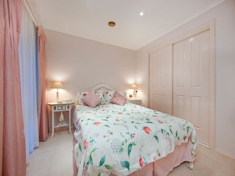 8 Tintern Grove, Cheltenham VIC 3192