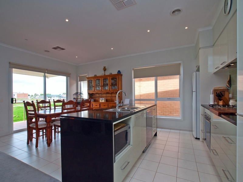 11 Dunk Crescent, Bonbeach VIC 3196