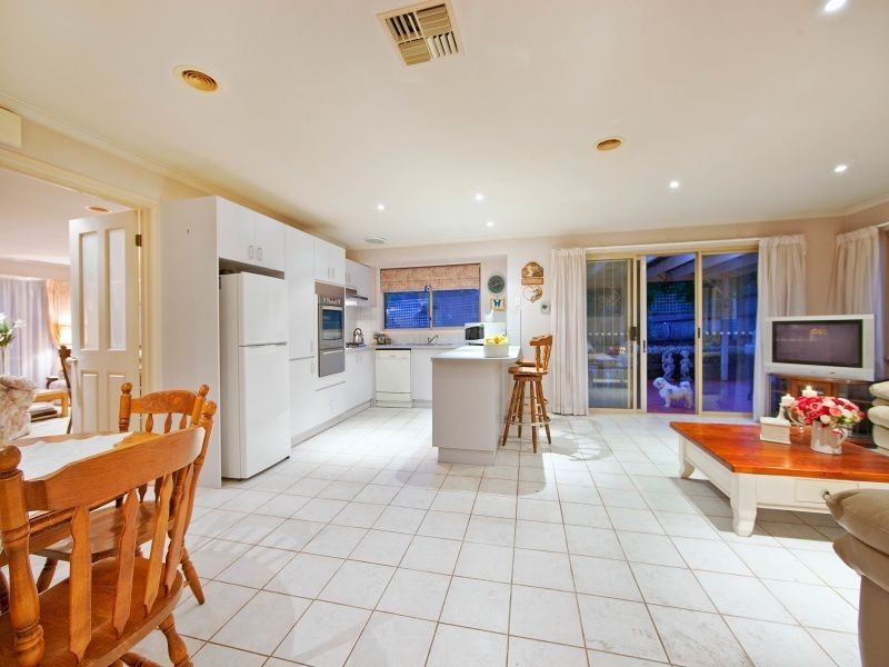 8 Tintern Grove, Cheltenham VIC 3192