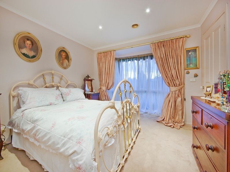 8 Tintern Grove, Cheltenham VIC 3192