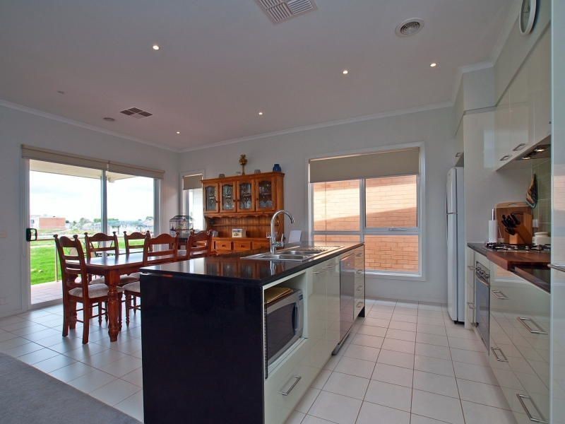11 Dunk Crescent, Bonbeach VIC 3196