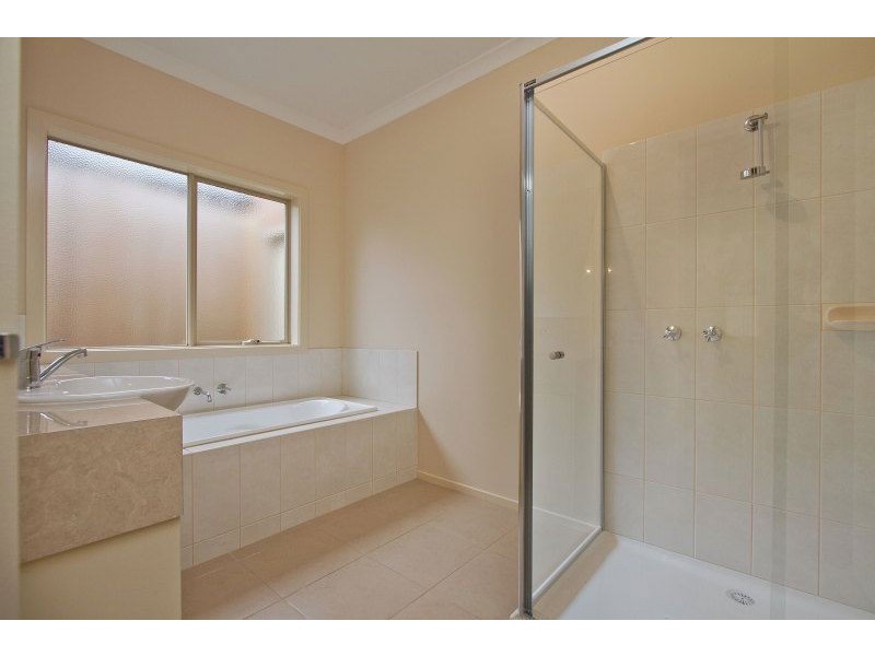 2/2 Limerwick Court, Frankston VIC 3199
