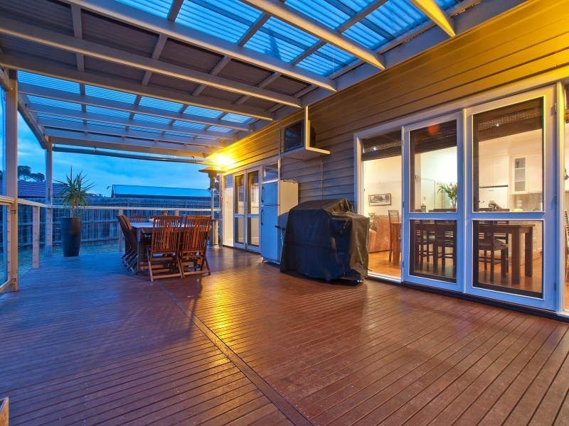 18 Embankment Grove, Chelsea VIC 3196