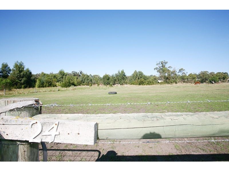 24 Follett Drive, Nyora VIC 3987