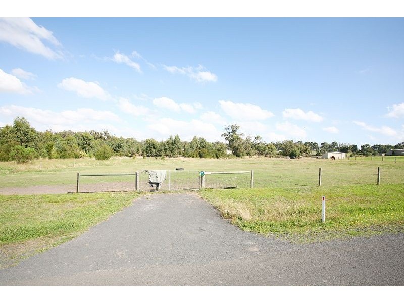 24 Follett Drive, Nyora VIC 3987