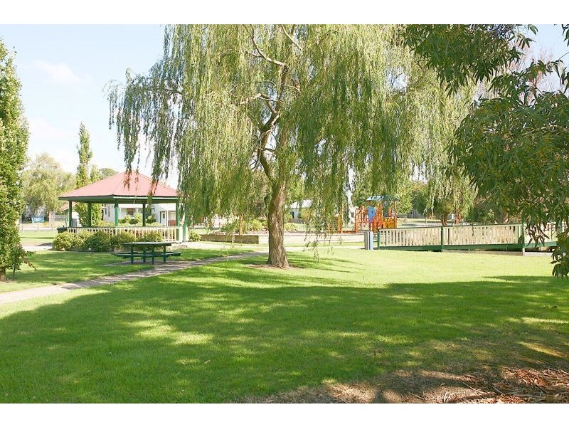 24 Follett Drive, Nyora VIC 3987