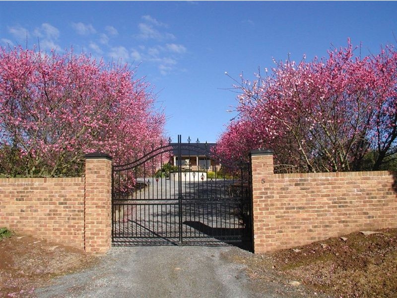 5 GREENLAND DRIVE, Drouin VIC 3818