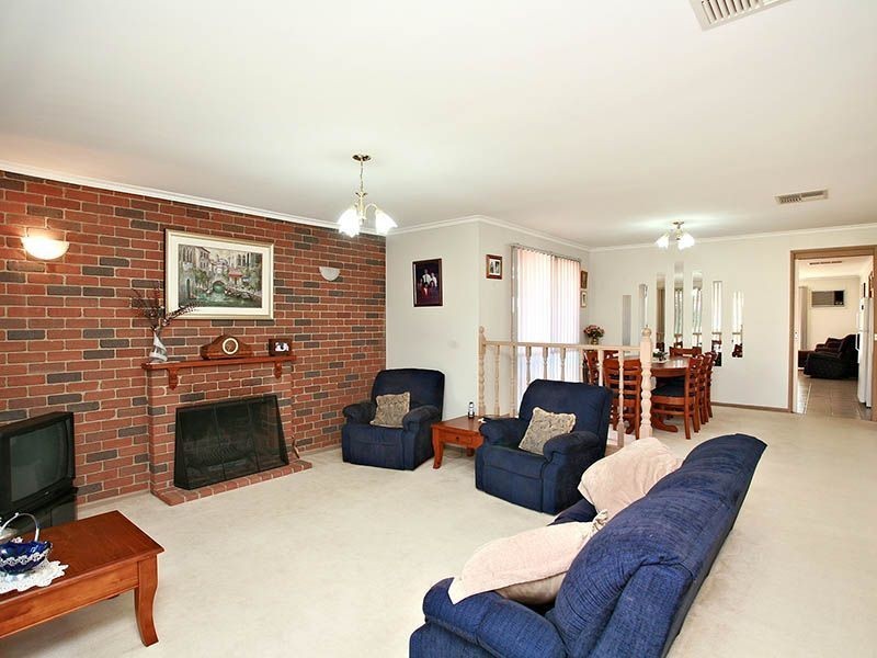 2 Scoble Place, Narre Warren VIC 3805