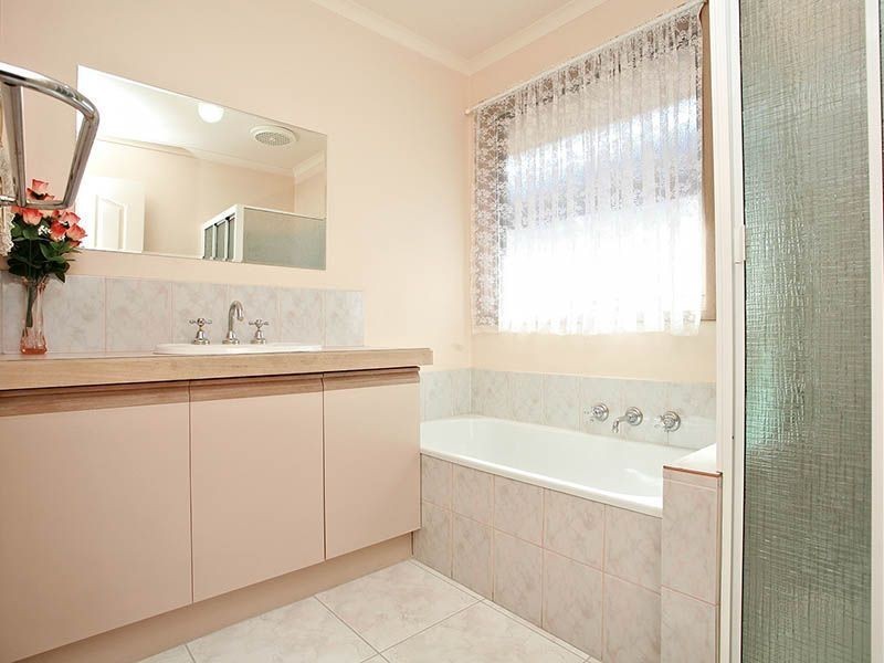 2 Scoble Place, Narre Warren VIC 3805