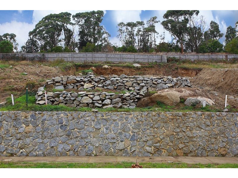 25 Montbrae Circuit, Narre Warren VIC 3805