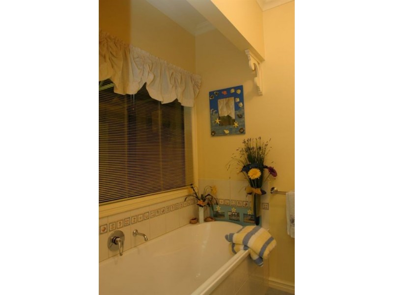 18 The Esplanade, Narre Warren South VIC 3805