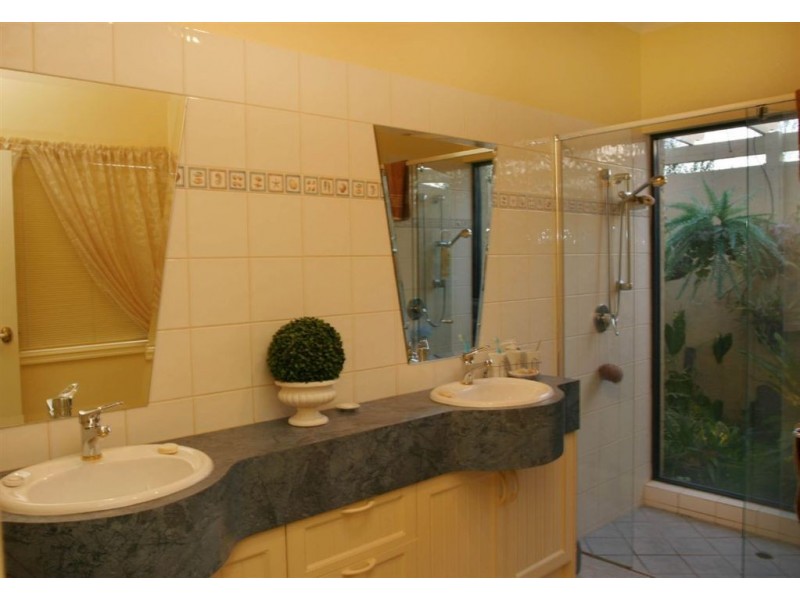 18 The Esplanade, Narre Warren South VIC 3805