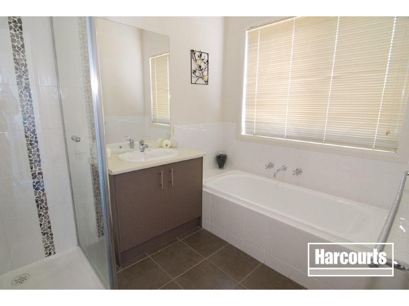 32 Honeyeater Way, Pakenham VIC 3810