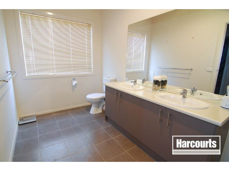 32 Honeyeater Way, Pakenham VIC 3810