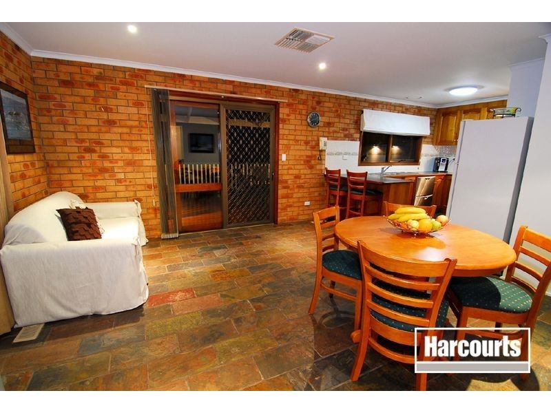 17 Ravensthorpe Crescent, Narre Warren VIC 3805