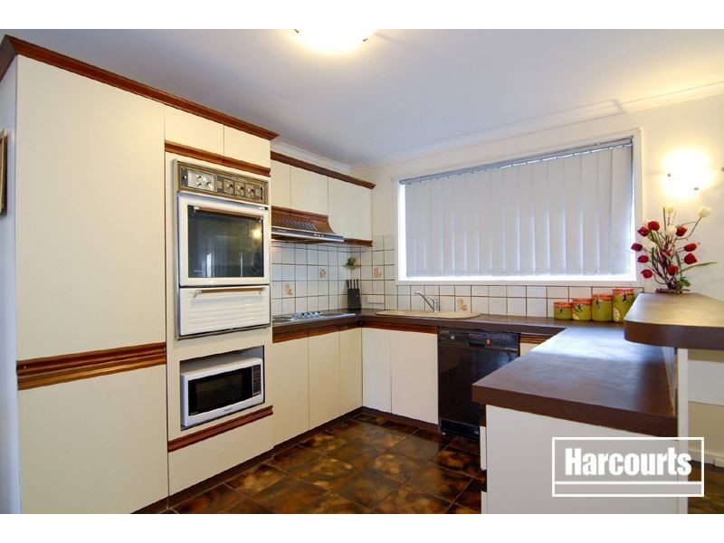 42 Meadowwood Walk, Narre Warren VIC 3805