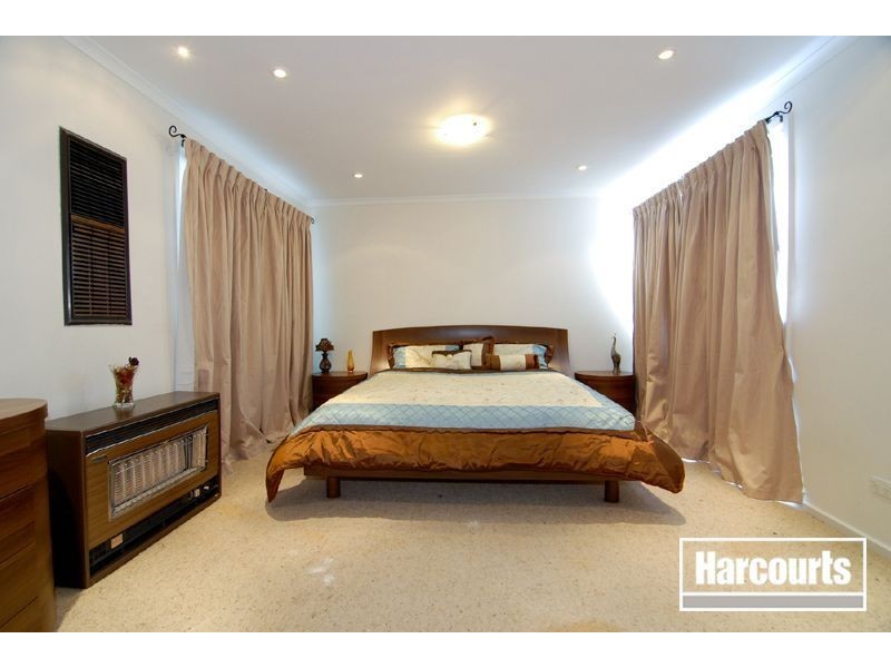 42 Meadowwood Walk, Narre Warren VIC 3805